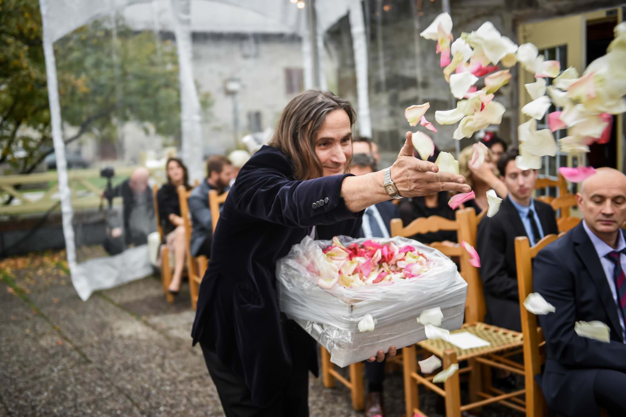 alain simon fleurs throwing petals details wedding montreal photographer planning creations maryse noel vielle brasserie alice wonderland tree hanging tea cups