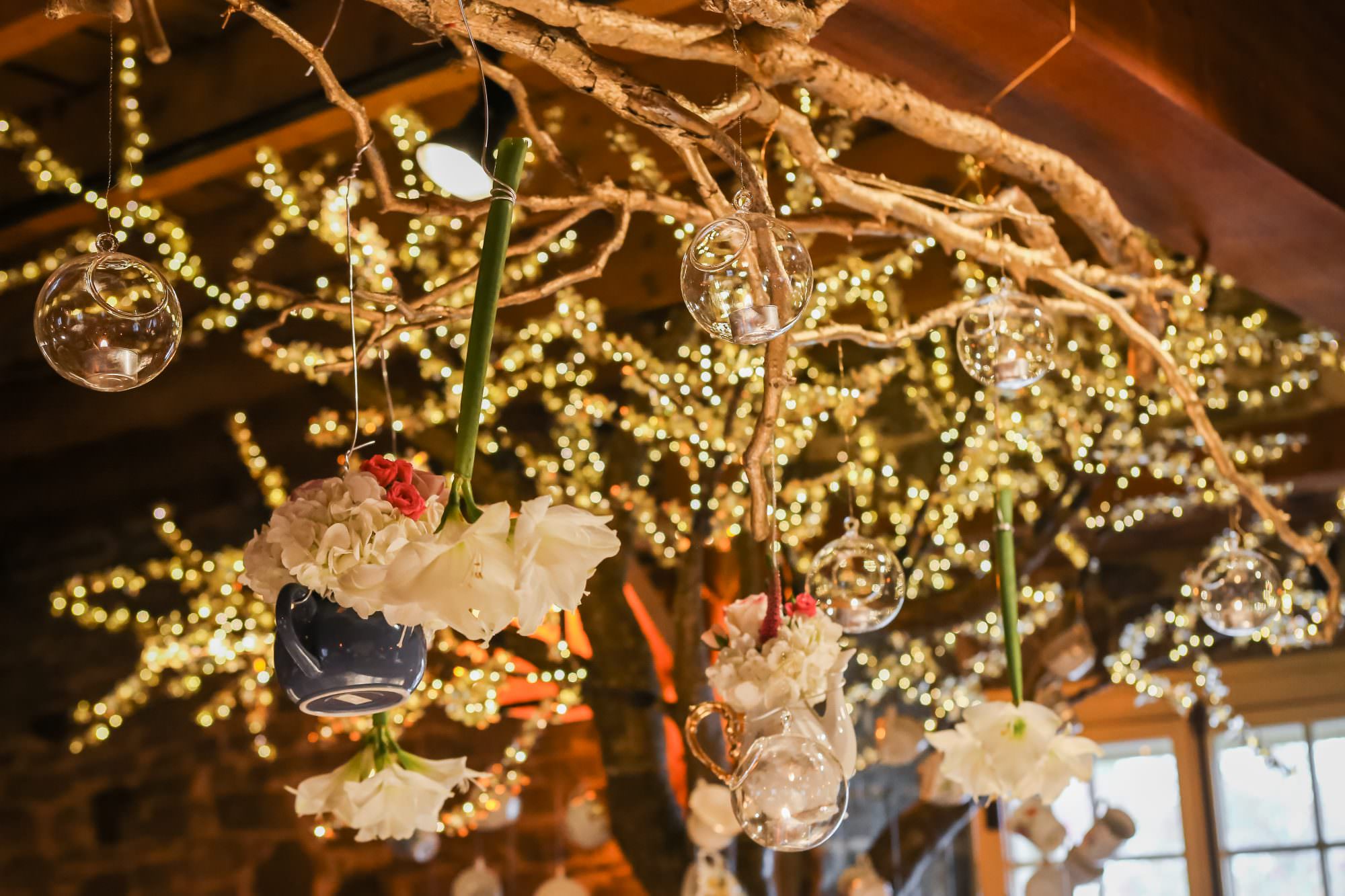 alain simon fleurs throwing petals details wedding montreal photographer planning creations maryse noel vielle brasserie alice wonderland tree hanging tea cups
