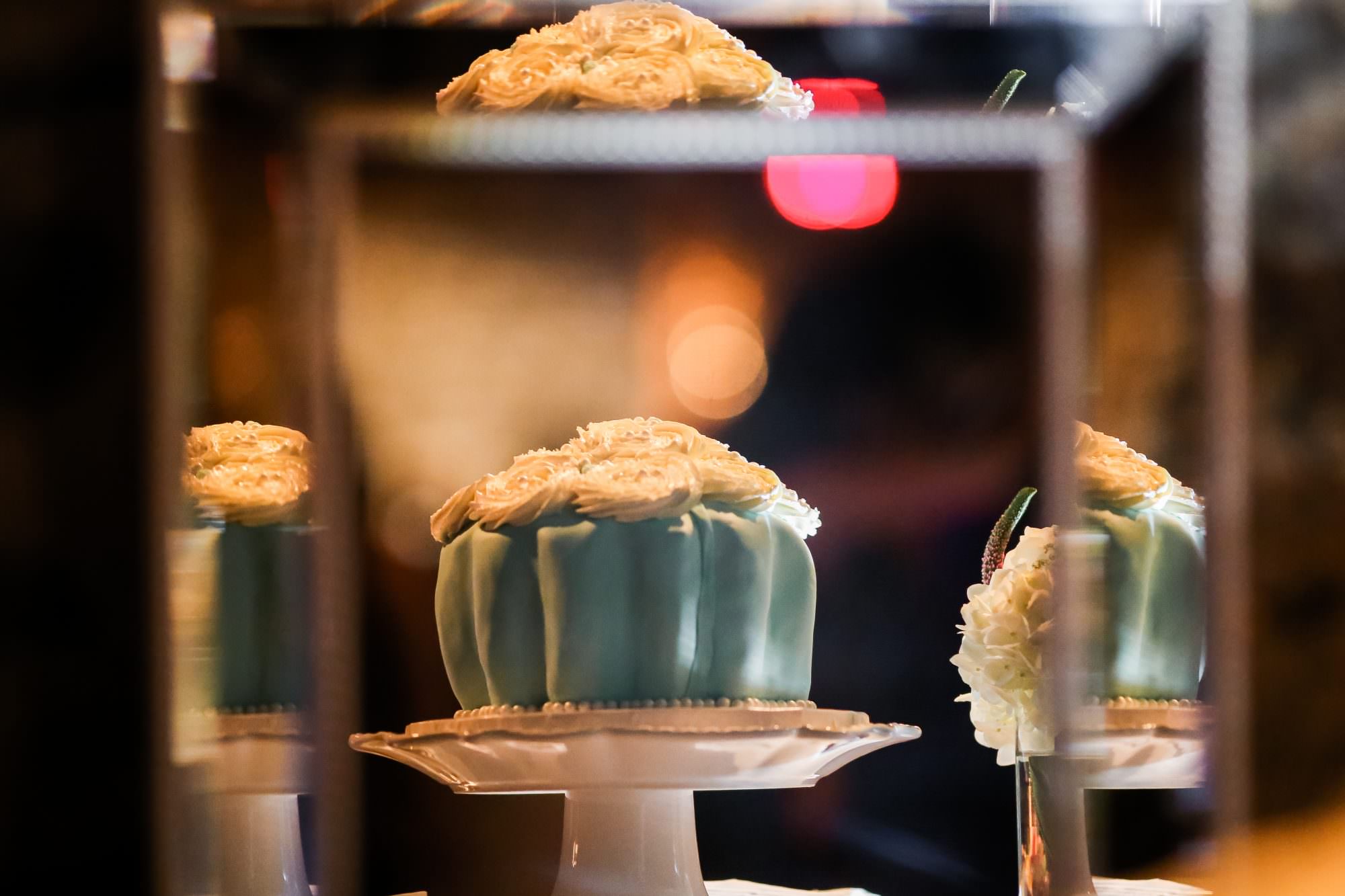 alain simon fleurs throwing petals details wedding montreal photographer planning creations maryse noel vielle brasserie alice wonderland tree hanging tea cups