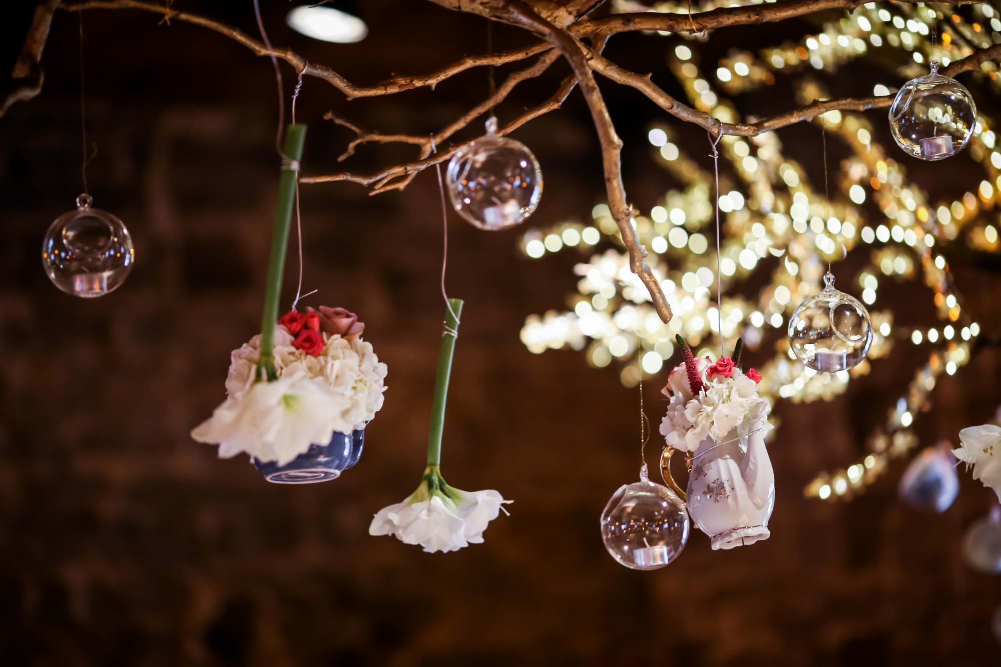 alain simon fleurs throwing petals details wedding montreal photographer planning creations maryse noel vielle brasserie alice wonderland tree hanging tea cups